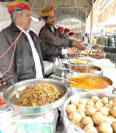 नेशनल हैंडलूम में राजस्थानी खाने का लुफ्त उठाती जनता