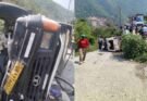 बड़ा हादसा: बद्रीनाथ हाईवे पर मैक्स वाहन पलटा। 9 में 8 यात्री घायल, चालक की हालत गंभीर